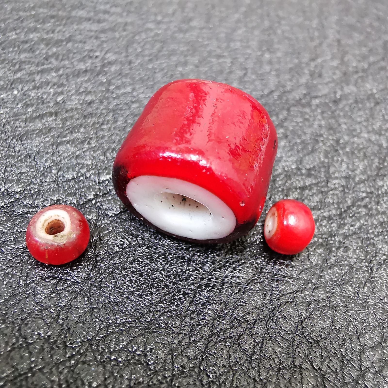 稀少　6.5mmサイズ　血赤　筒型　アンティークホワイトハーツ ホワイトハーツビーズ 特大☆貴重☆濃い血赤☆アンティーク - メルカリ