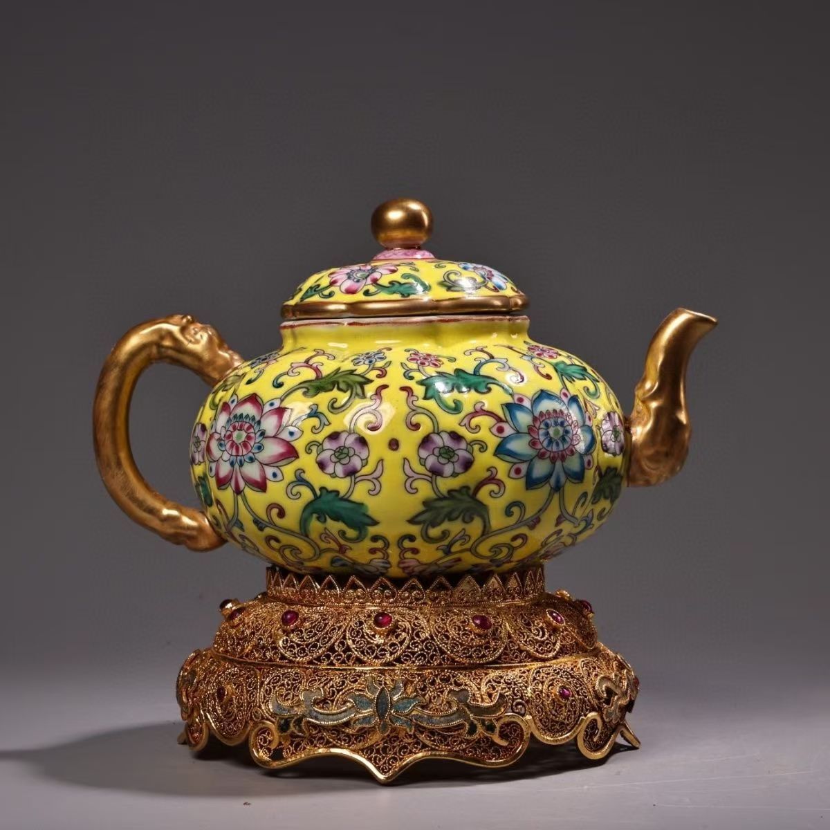 中国古美術・珍品旧蔵七宝彩と鎏金の磁器の茶壺・急須・底台付