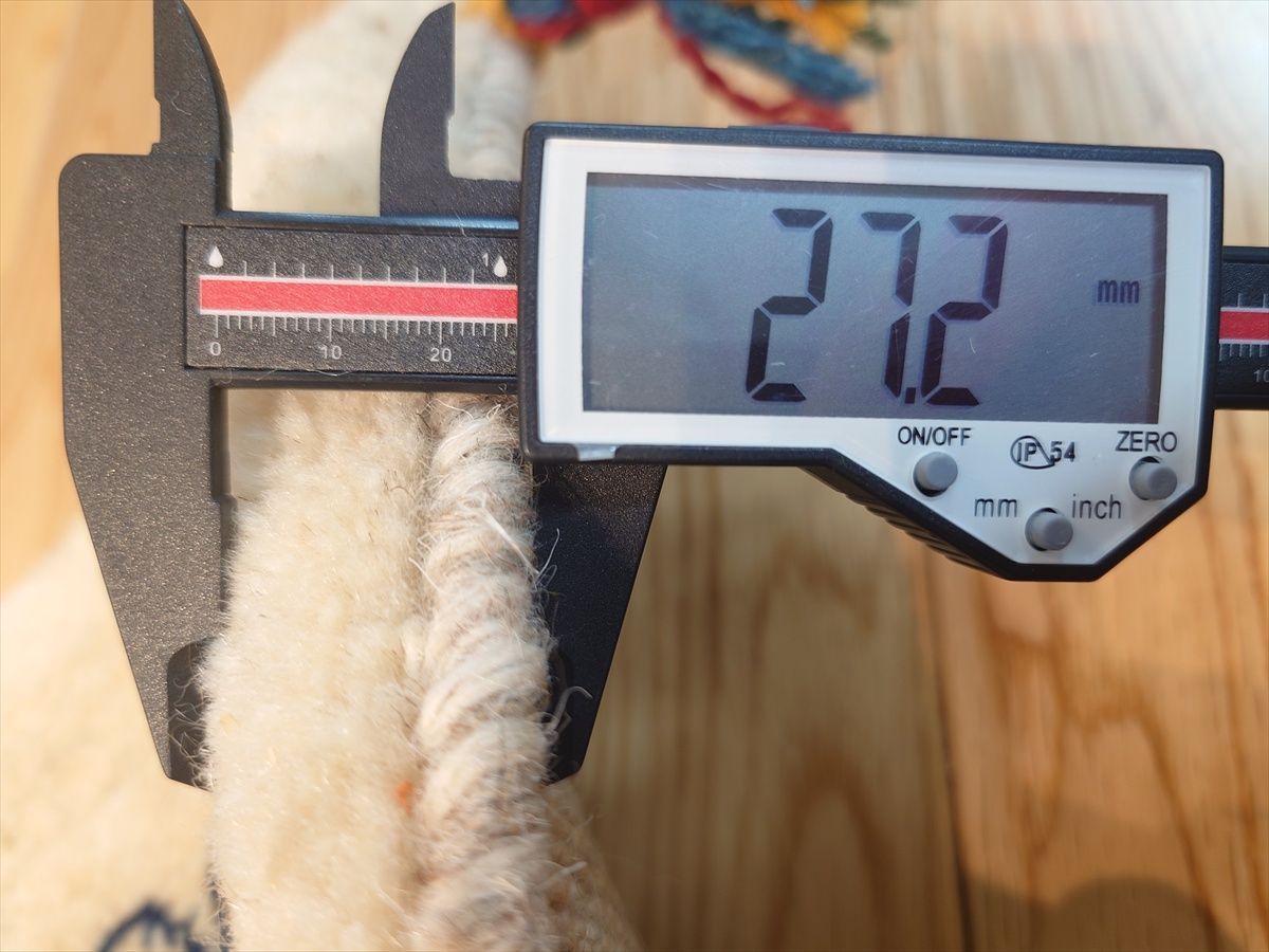 ベージュ 蝶と花