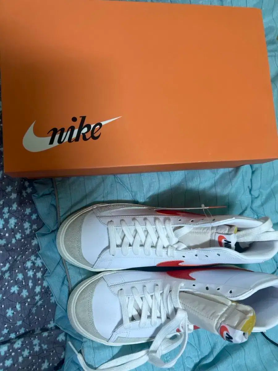 【HOT，格安】 NIKE(ナイキ) ブレーザー ミッド 77 スニーカー