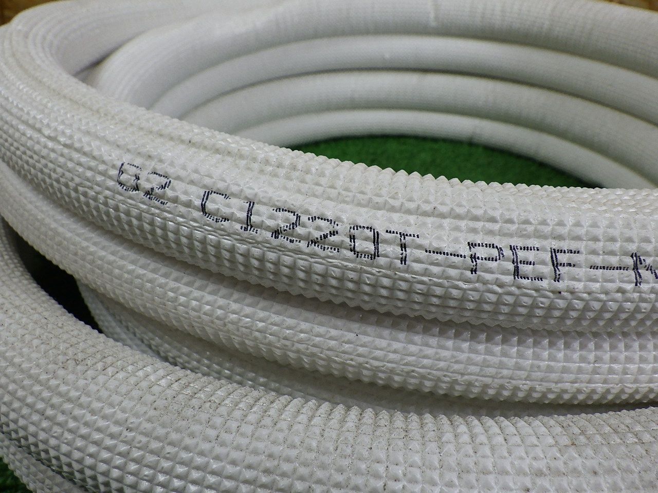 m数不明 ペアコイル エアコン用被覆銅管 C1220T-PET-N8 傷や汚れあり 扱い品