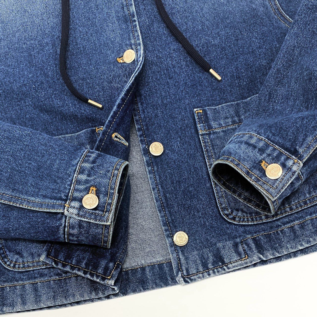 【極美品】MONCLER モンクレール ワッペン付 デニムジャケット 53e19 MONCLER モンクレール LAMPUSA 袖ワッペン フード付き ダメージ