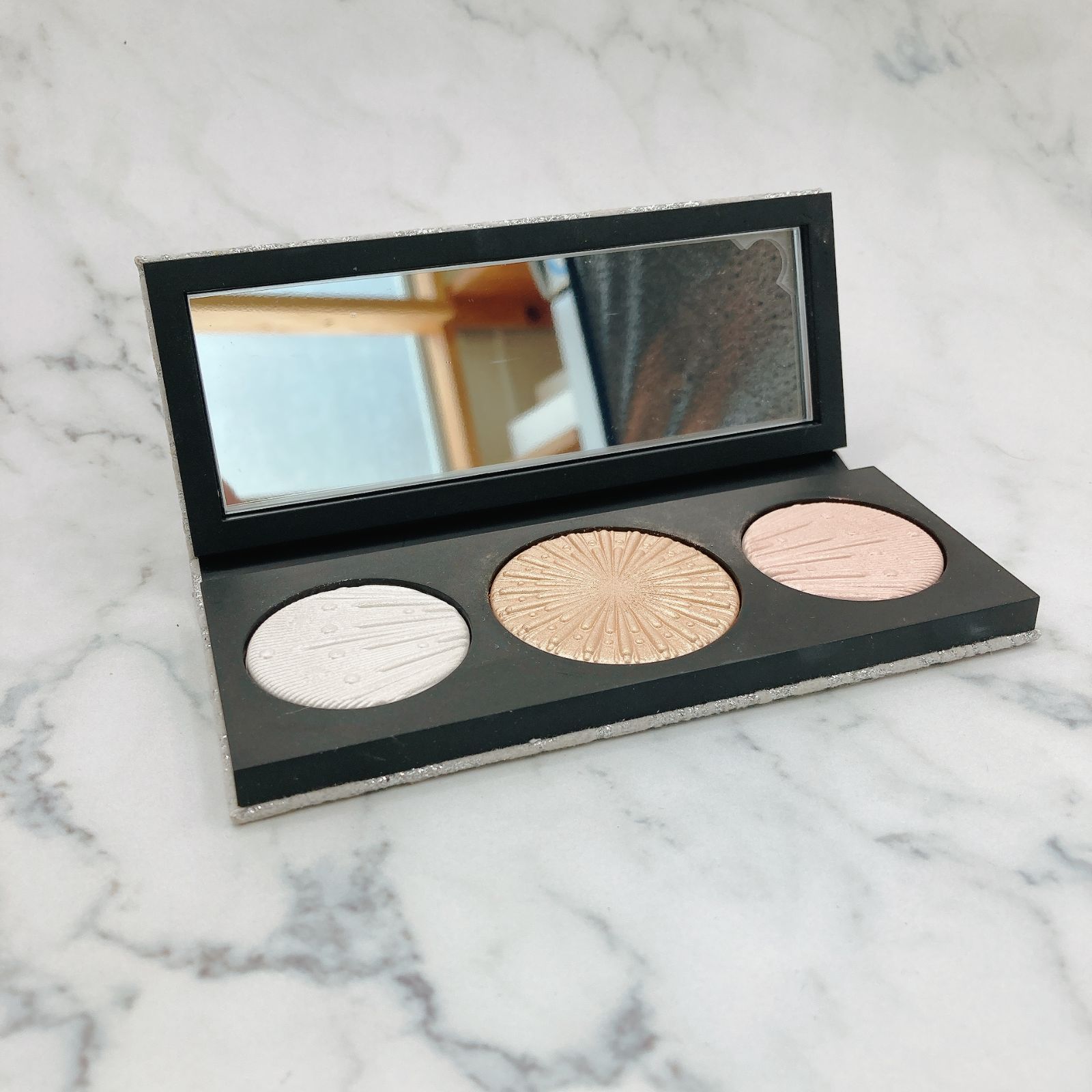 ［未使用品］MAC フラッシング アイス エクストラ ディメンション スキンフィニッシュ トリオ ライト フェイスパウダー  グリッツト アウト ゼア シー グローズ アウト オン ザ ティンセルタウン 01-0051