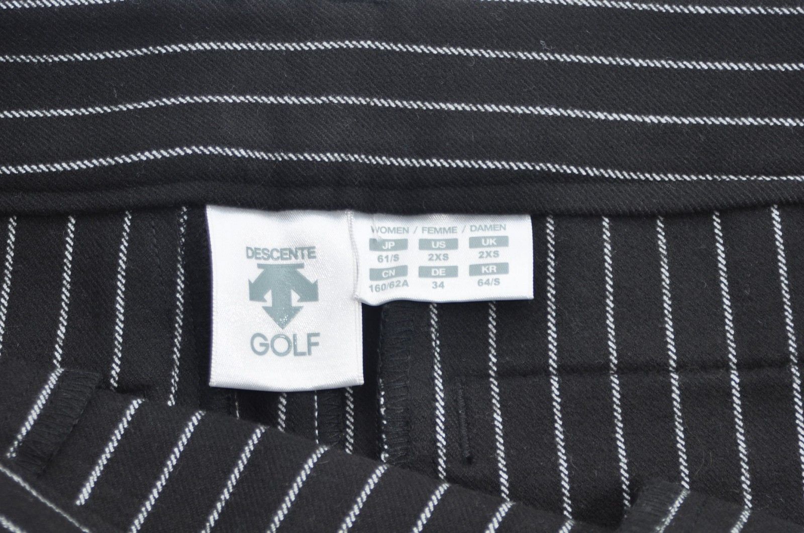サイズ：S DESCENTE GOLF デサントゴルフ  プリーツスカート ストライプ柄 ブラック系 [240101418228] ゴルフウェア レディース ストスト サイズ：S DESCENTE GOLF デサントゴルフ プリーツスカート