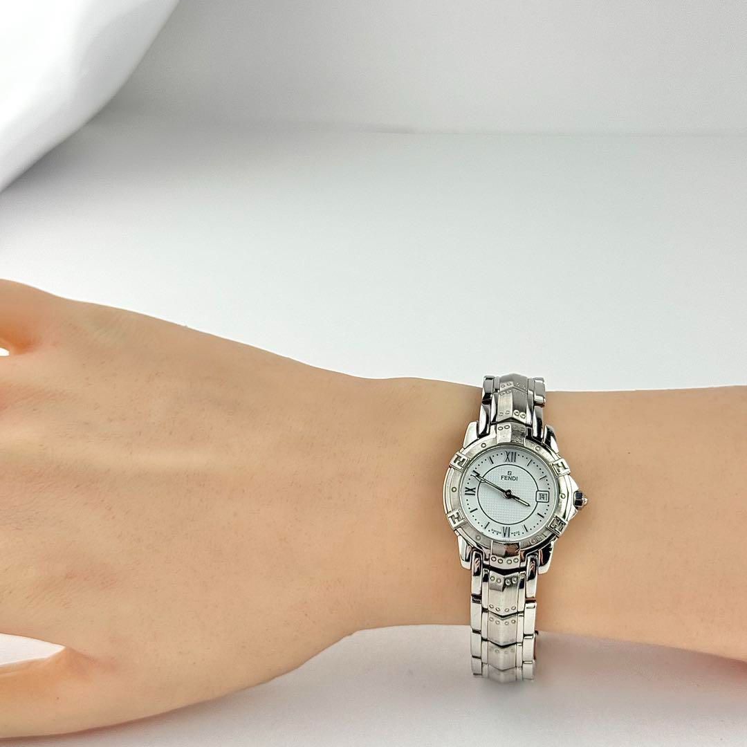 フェンディ ズッカ ラウンド ホワイト 電池 レディース 腕時計 084