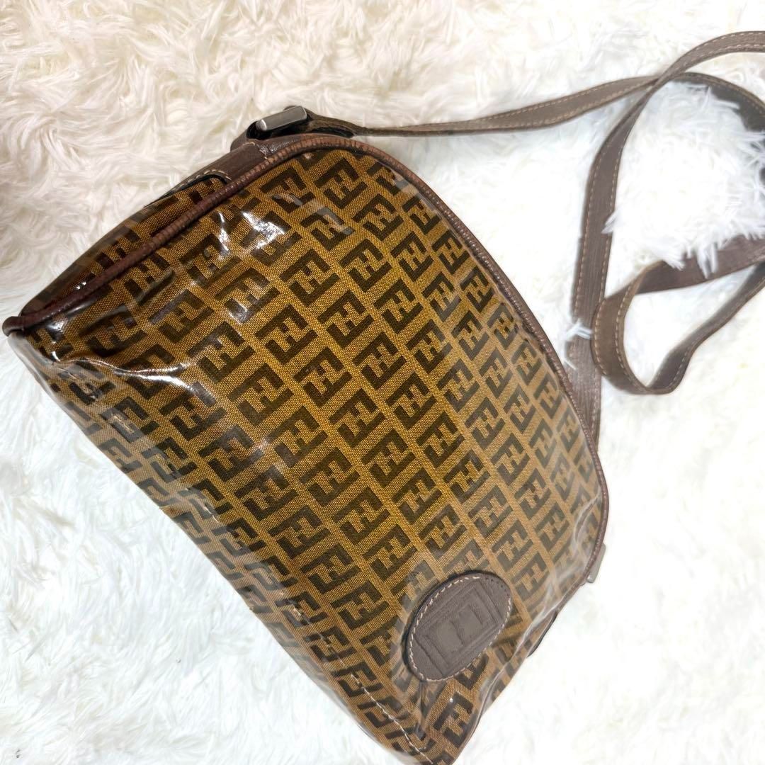 FENDI フェンディ ズッカ柄エナメルレザーショルダーバック