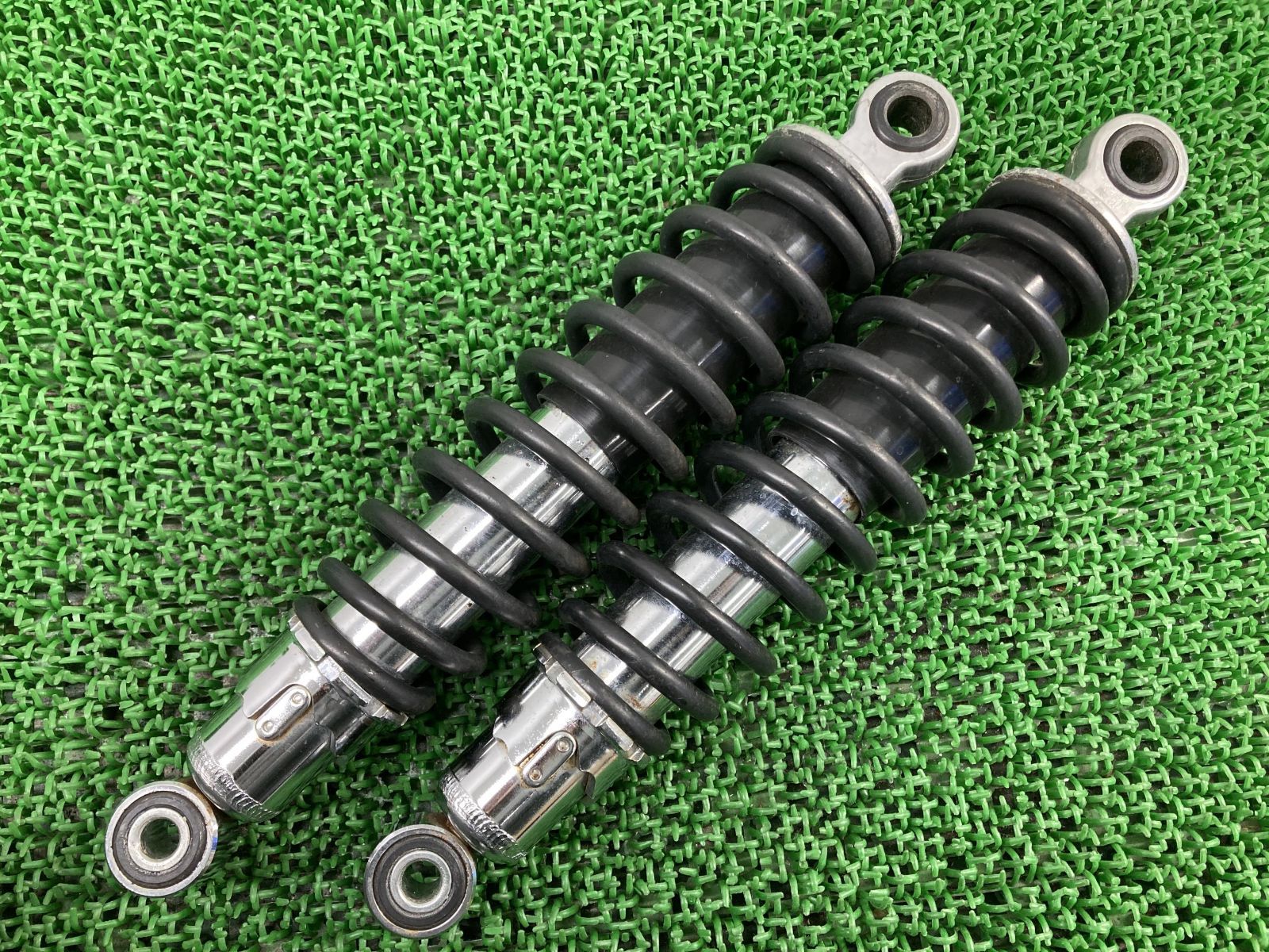 250TR リアサスペンション 左右 カワサキ 純正 中古 バイク 部品 BJ250F ピッチ295mm リアショック 曲がり無し 品薄 希少品 車検 Genuine