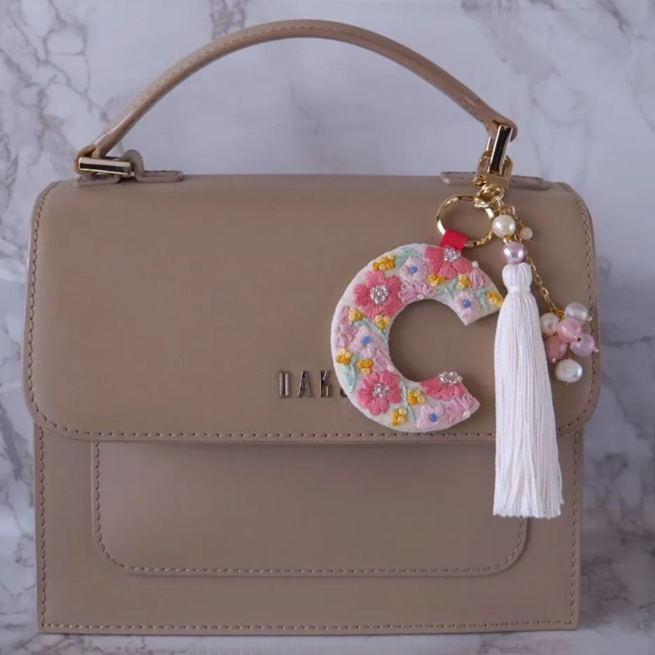 お花刺繍のイニシャルキーホルダー C ＊hana.sachi チャーム new