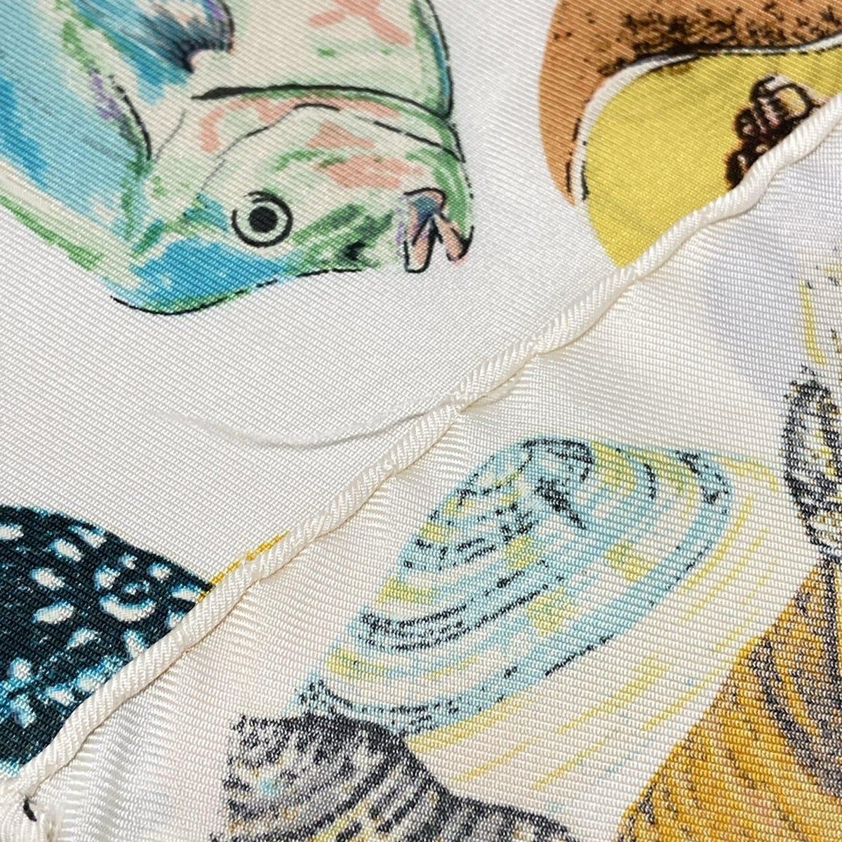 GUCCI グッチ　スカーフ　魚　サンゴ　海 GUCCI グッチ スカーフ 魚 サンゴ 海 - メルカリ