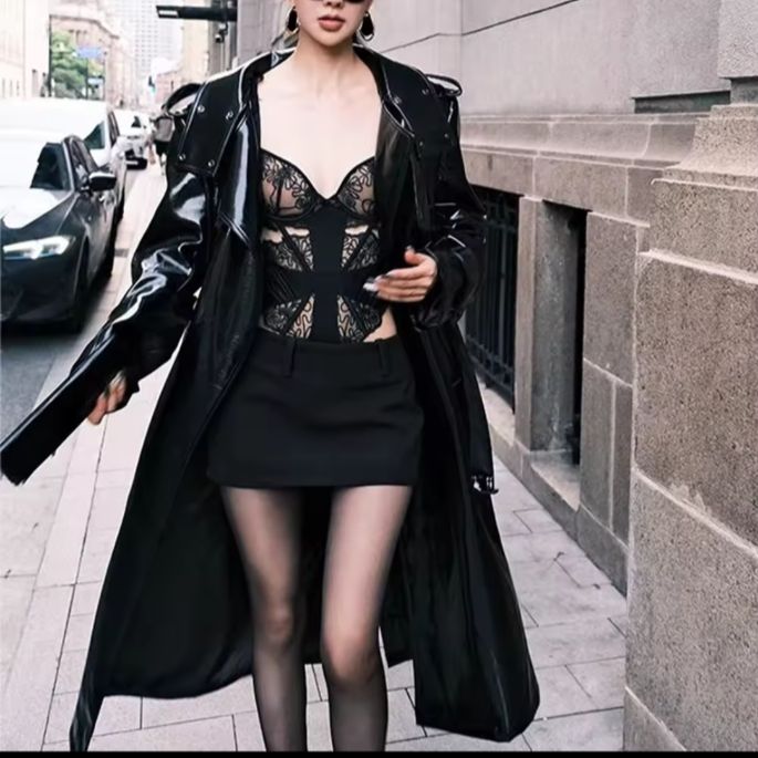 光沢エナメルロングコート - メルカリ