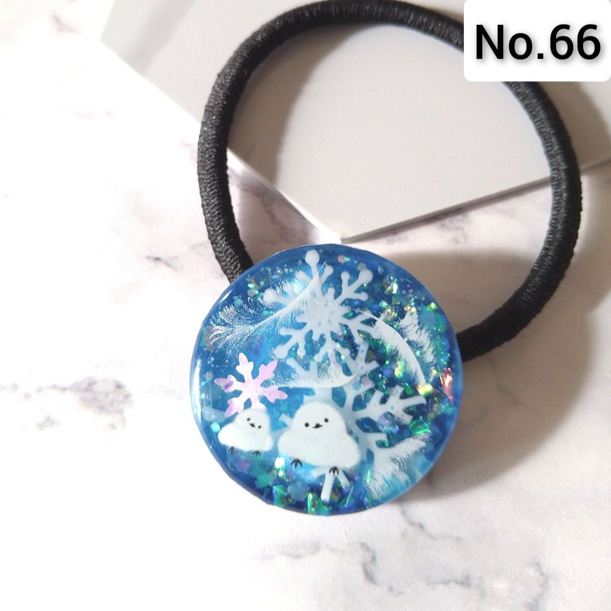 No.66 雪の結晶と羽根 レジンヘアゴム - メルカリ No.66 雪の結晶と羽根 レジンヘアゴム - メルカリ