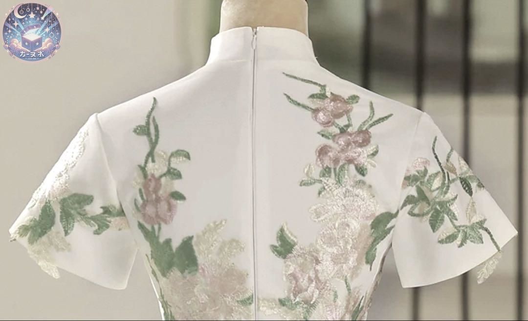 お花のデザインが美しく上品な半袖