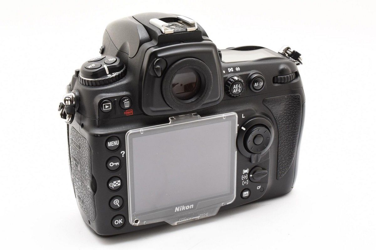 D700