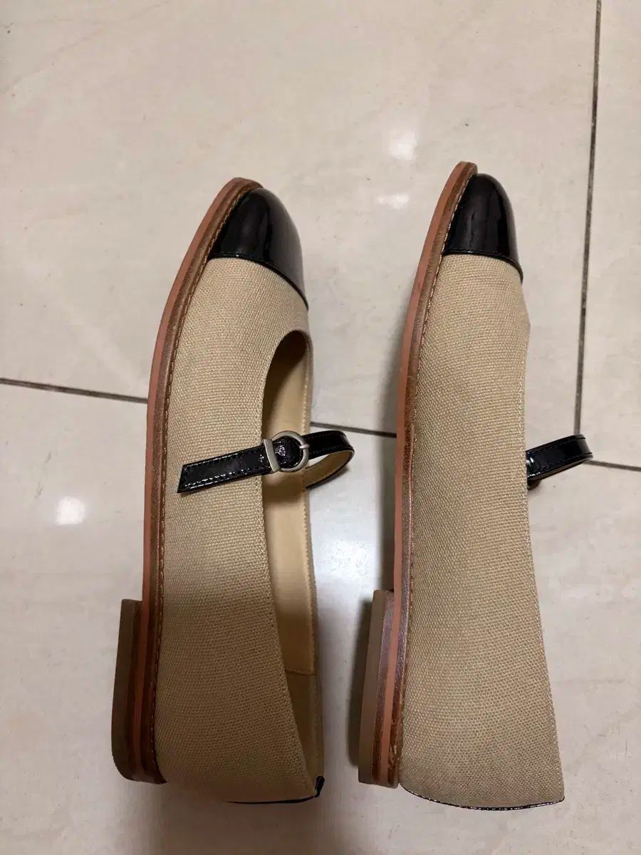 フラットシューズ