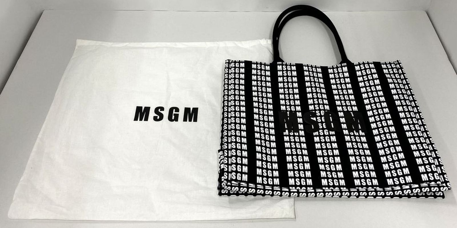 MSGM/エムエスジイエムマルチロゴキャンバストートバッグ3441MDZ75-482アイコニックなブラックロゴレディース/鞄【中古】【75-20240304-Z166】【併売商品】