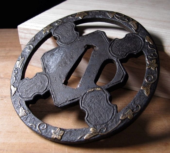 時代刀装具 鉄地 【平安城】 鍔 幅8.5㎝／箱付 美品！ 時代刀装具 鉄地 【平安城】 鍔 幅8.5㎝／箱付 美品！