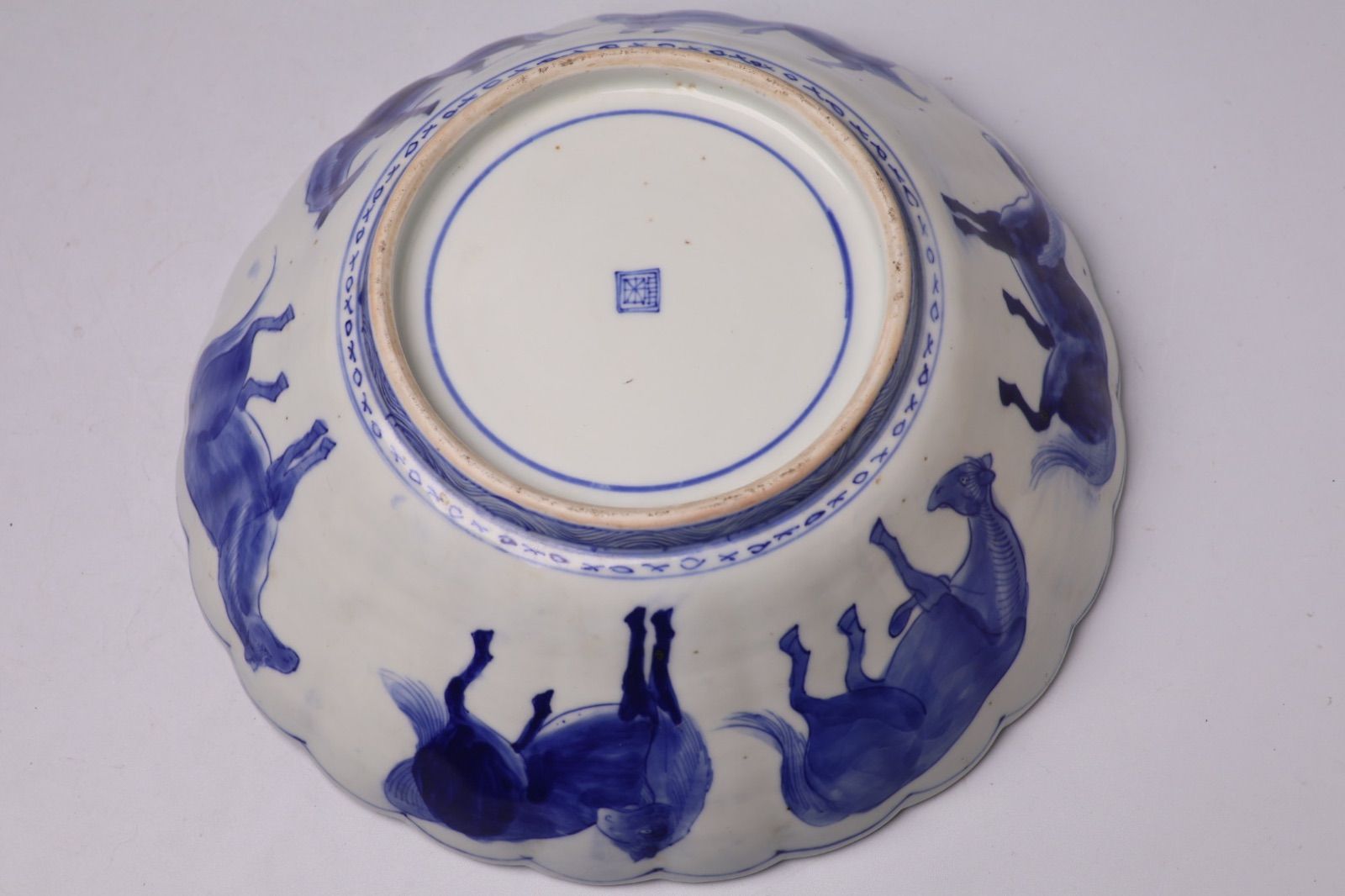 【90％OFF超高級ブランド】 851 染付 青磁 ベロ藍 牡丹 唐獅子 馬 古伊万里 伊万里焼 骨董 アンティーク 大鉢