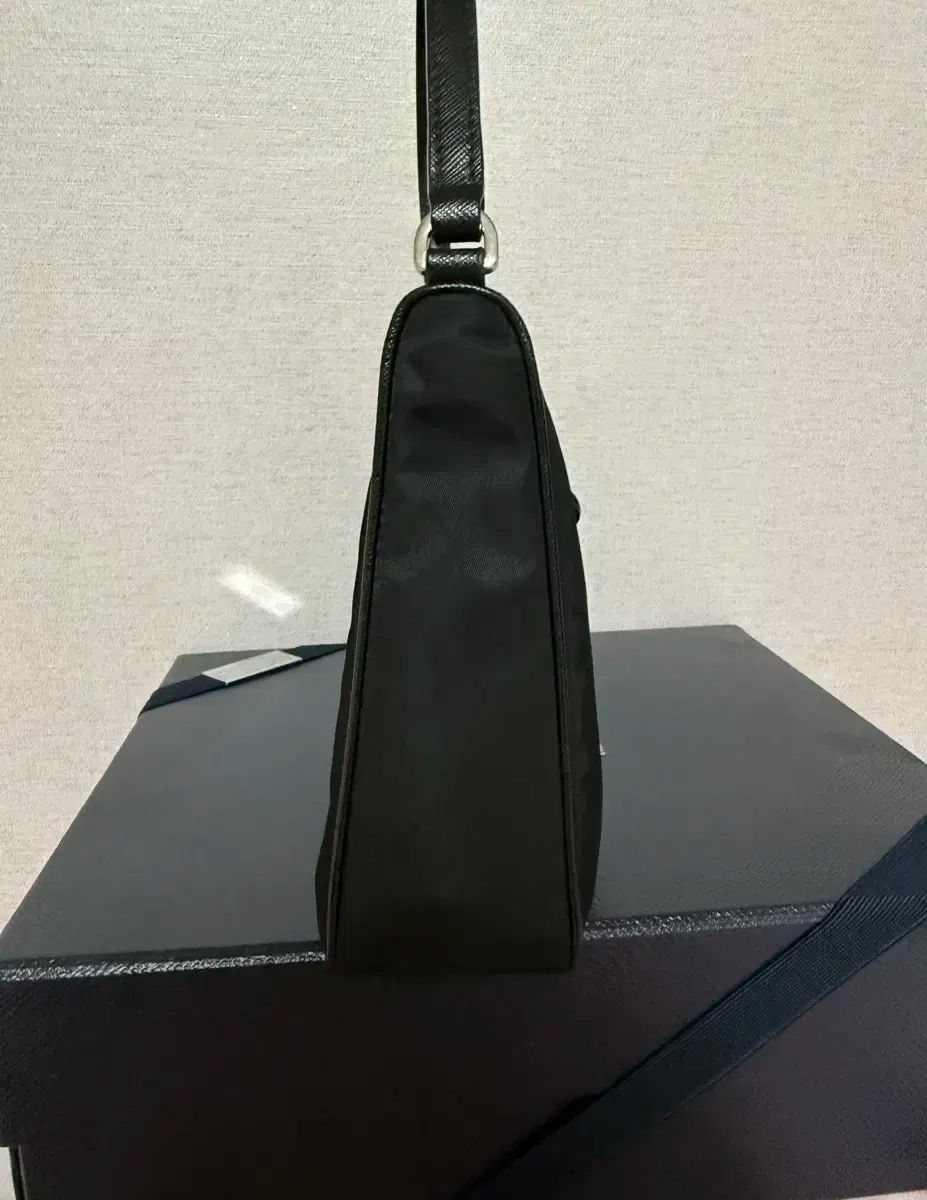 【PRADA】Re-Nylon 2005 リエディション ホーボーバッグ・中古 PRADA(プラダ) Re-Edition リエディション Re-Nylon ホーボー