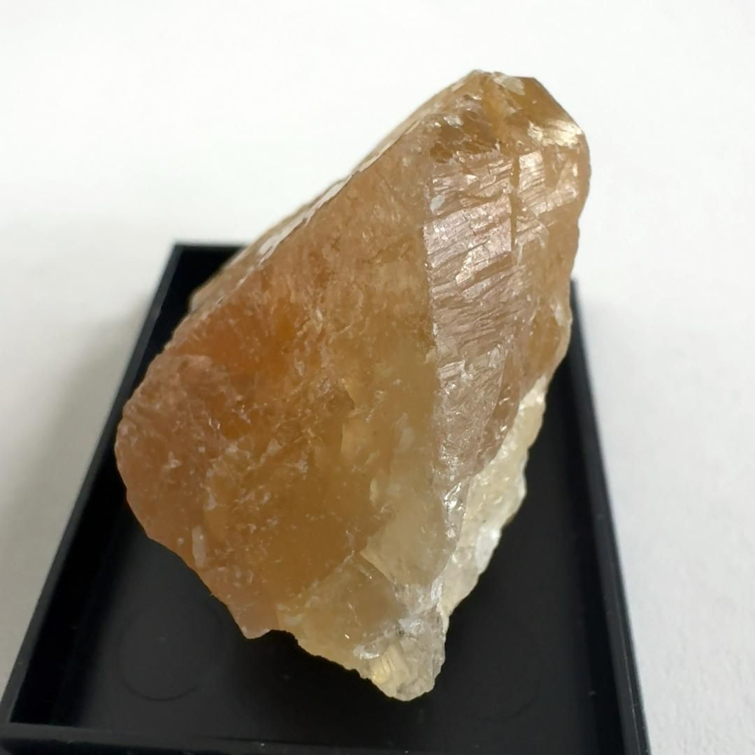 E29933】蛍光鉱物 灰重石 タングステン シェーライト 天然石 鉱物 原石