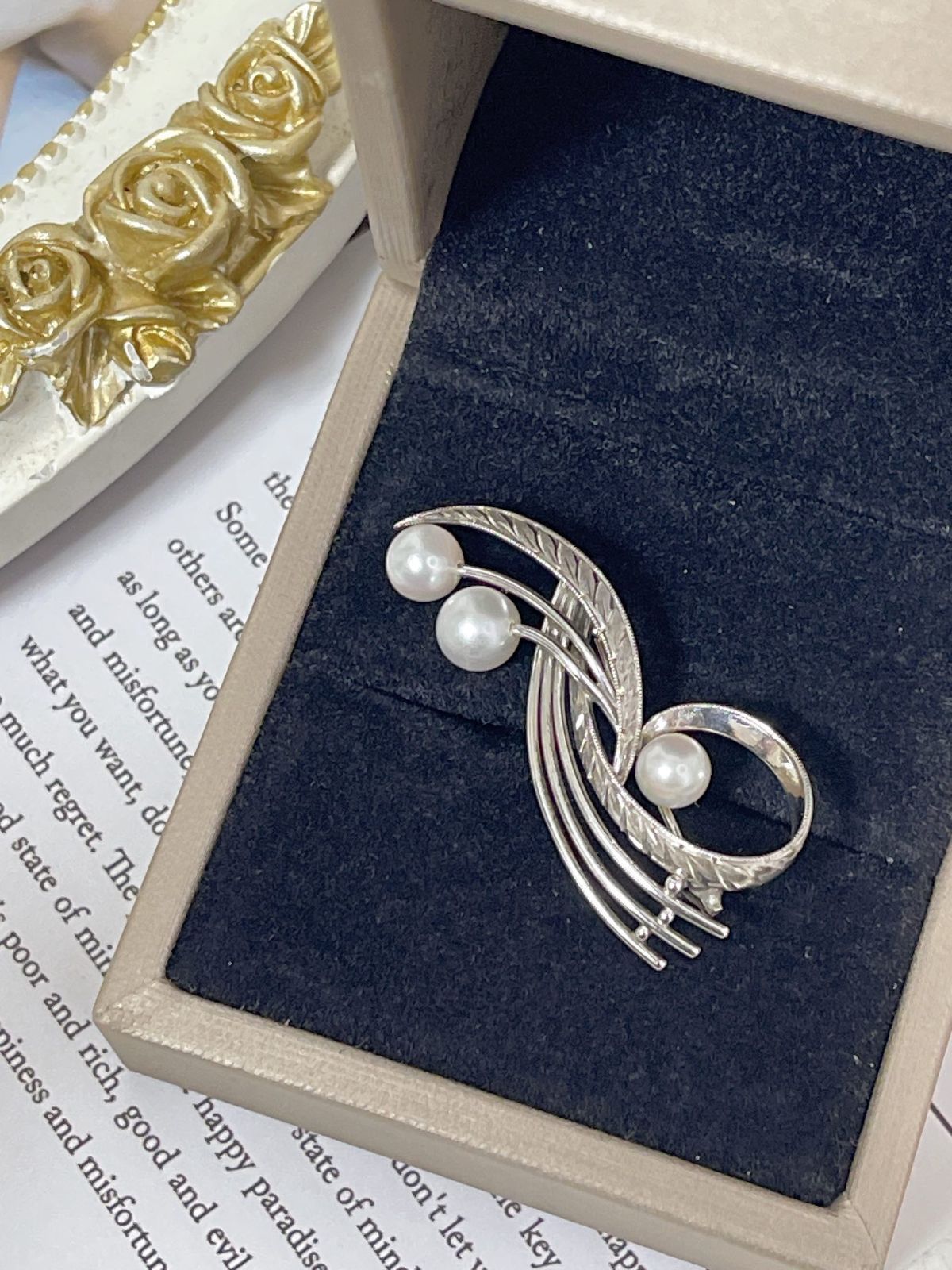 MIKIMOTO ブローチ レディース ファッション アクセサリー