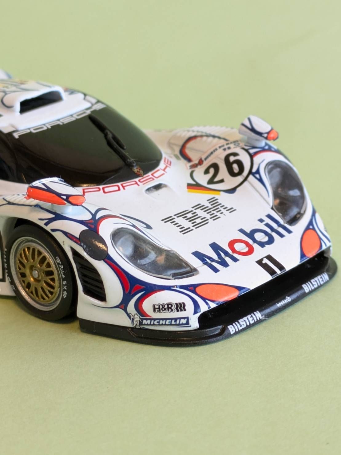 ル・マン優勝!! 1/43 ミニチャンプス ポルシェ911GT1 1998年