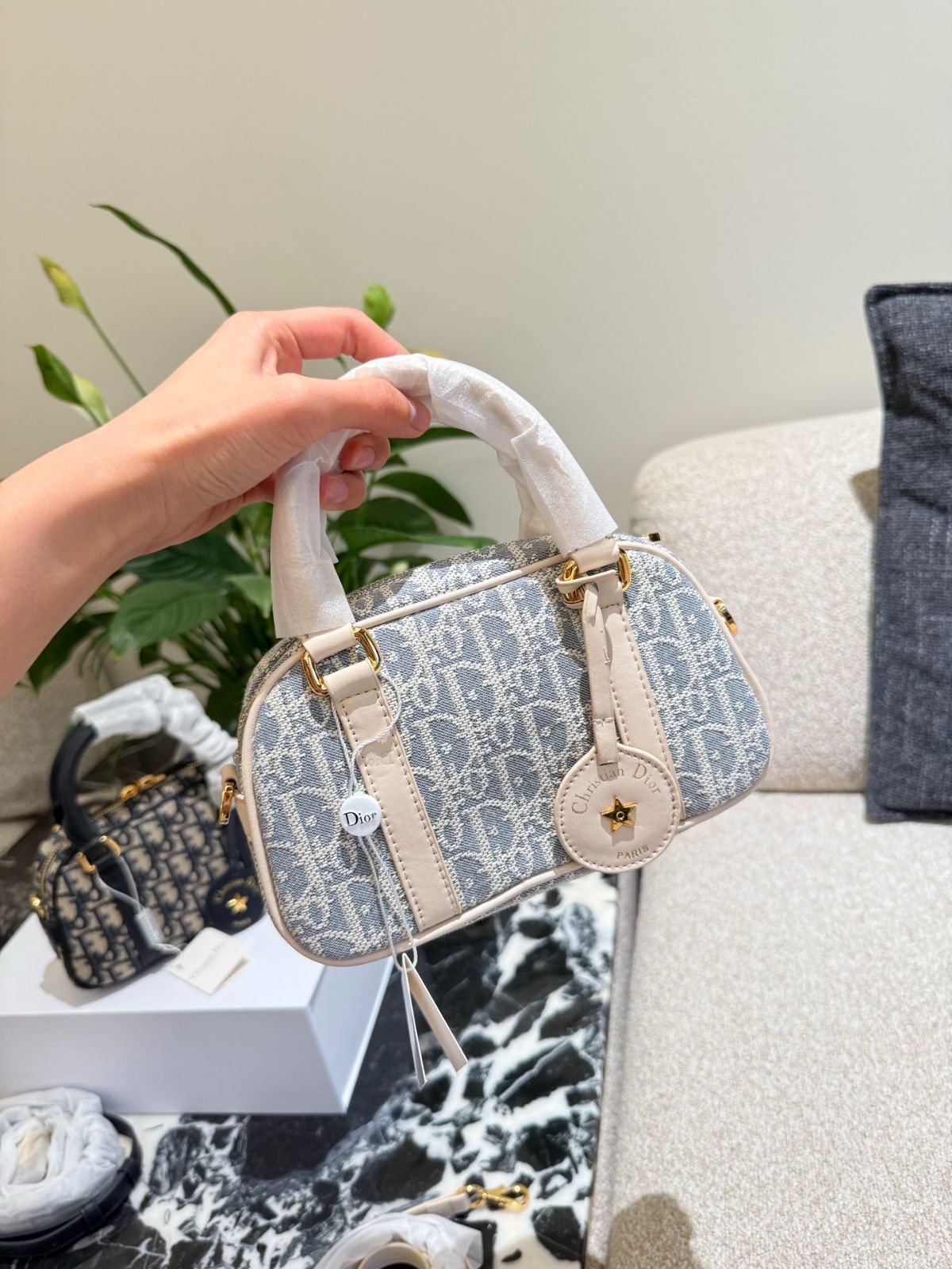 今日特価】DIOR D-Vibe East-West ミニバッグ 2025SS - メルカリ