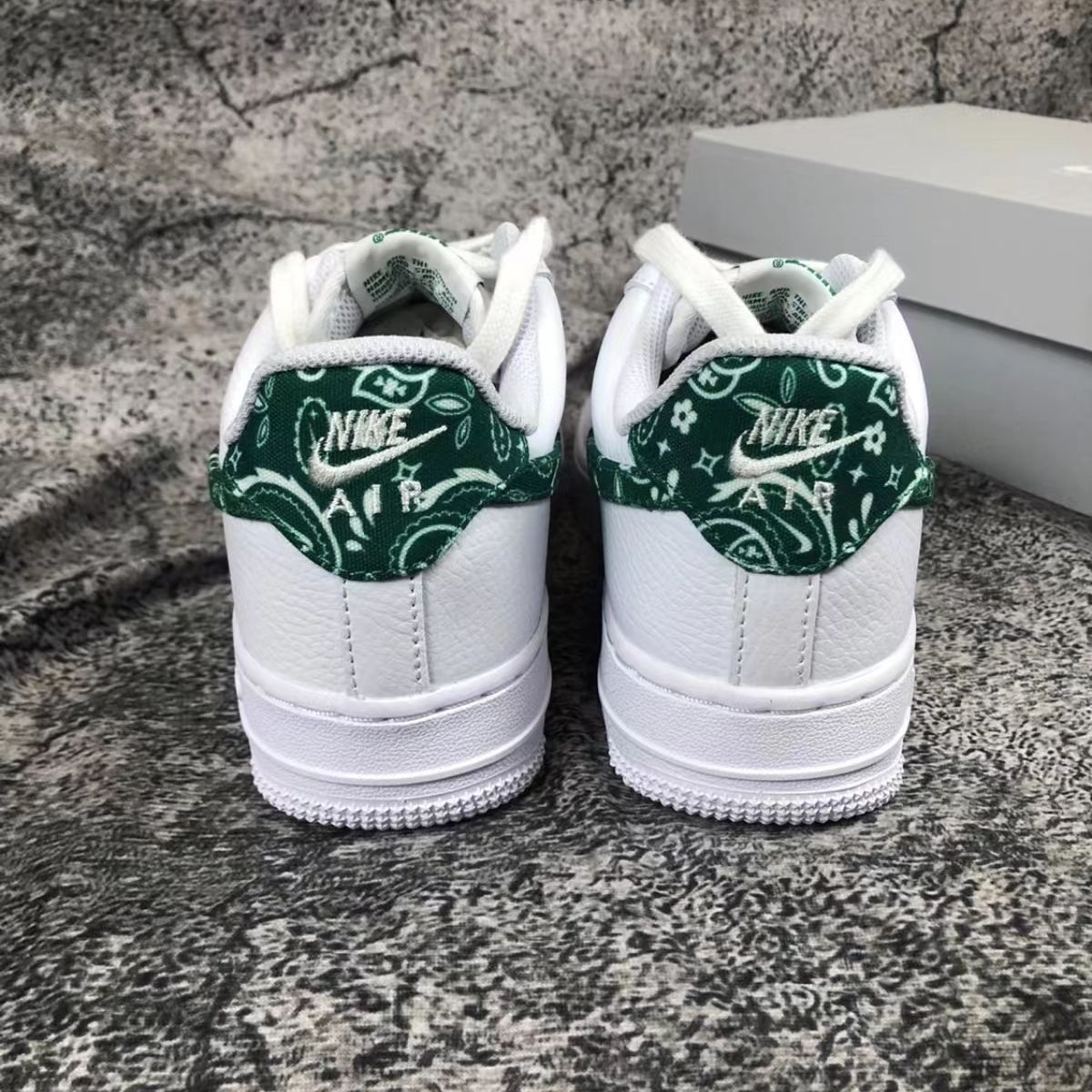 ナイキ エアフォース1 07 エッセンシャル ペイズリー NIKE WMNS AIR FORCE 1 07 ESSENTIALS WHITE GREEN PAISLEY DH4406-102 スニーカー