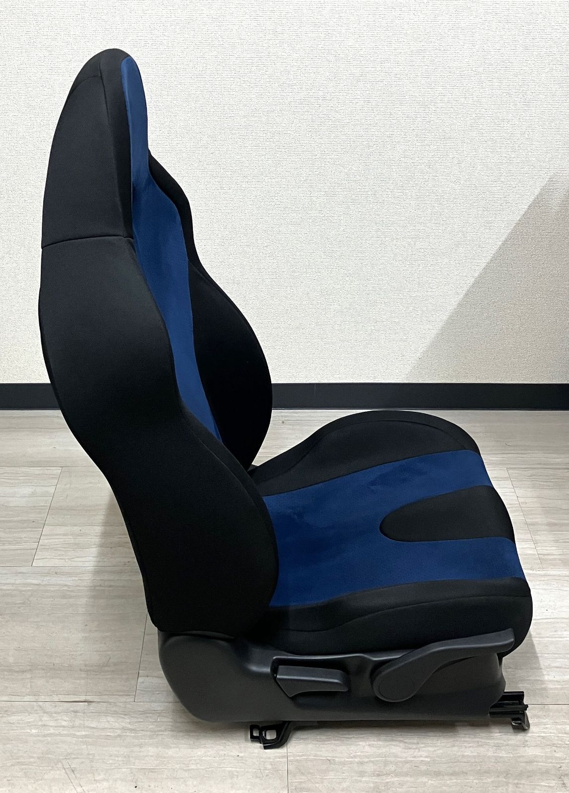 インプレッサ WRX STI（型式不明） 純正 運転席 右側 フロントシート シートレール付属 【現品限り】 ブルー×ブラック 1脚
