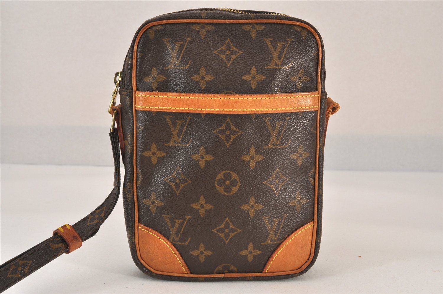 LOUIS VUITTON ルイヴィトン モノグラム ダヌーブ ショルダー