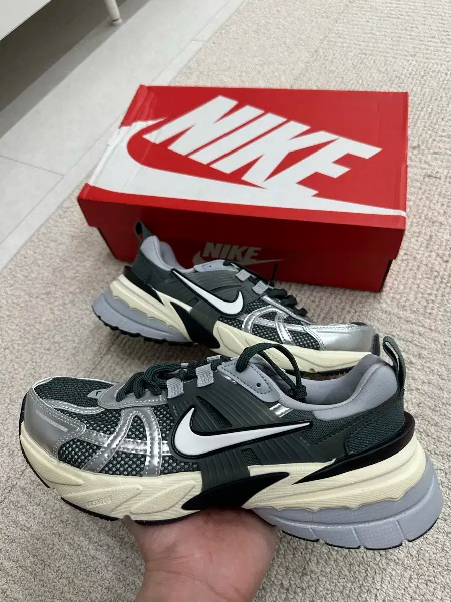 NIKE ナイキ V2K ラン ヴィンテージ グリーン 240