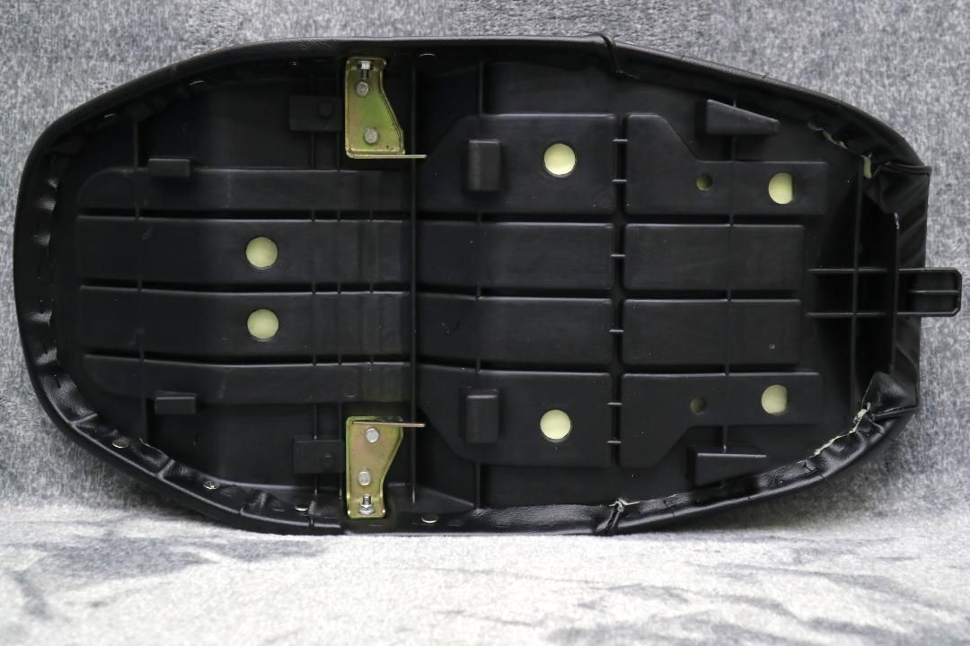 ゼファー1100 黒皮 鋲打ち タックロールシート / ZRT10 完成品 2026年 
