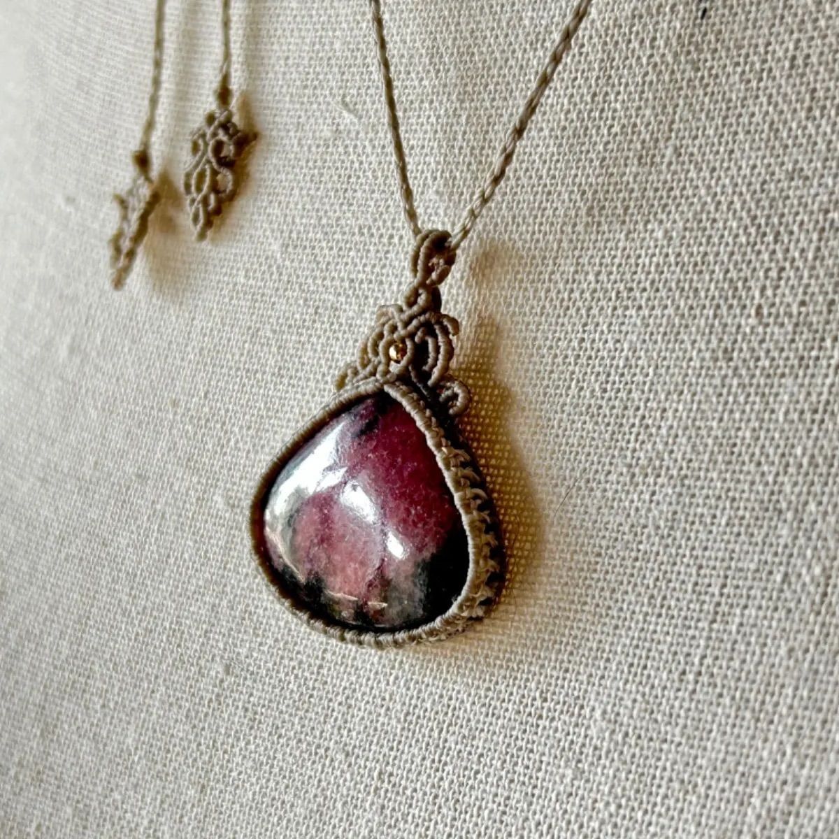 ロードナイトシリカとローズクォーツのマクラメネックレス ストア