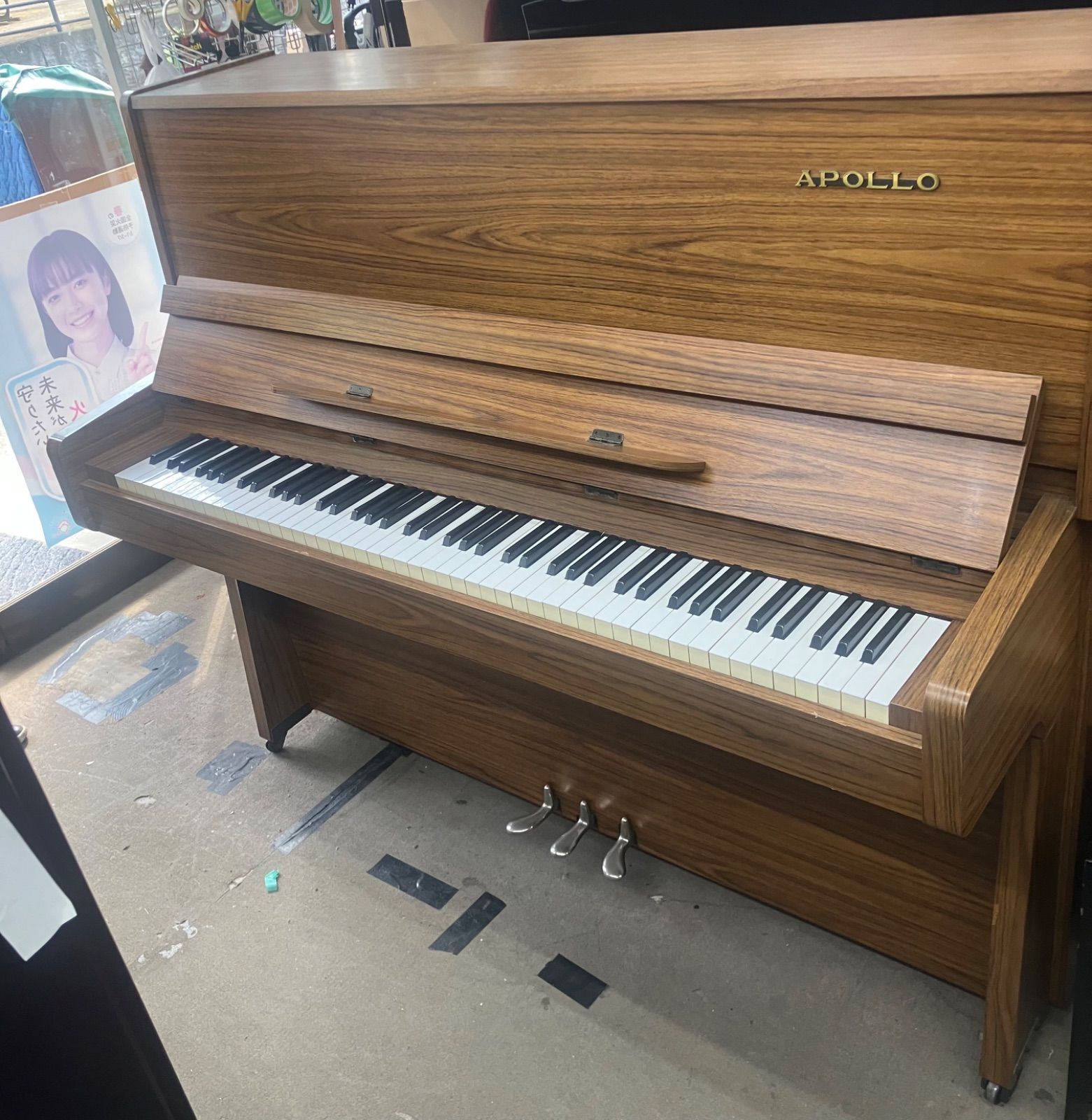 アポロピアノ小型の木目を生かしたウォールナット