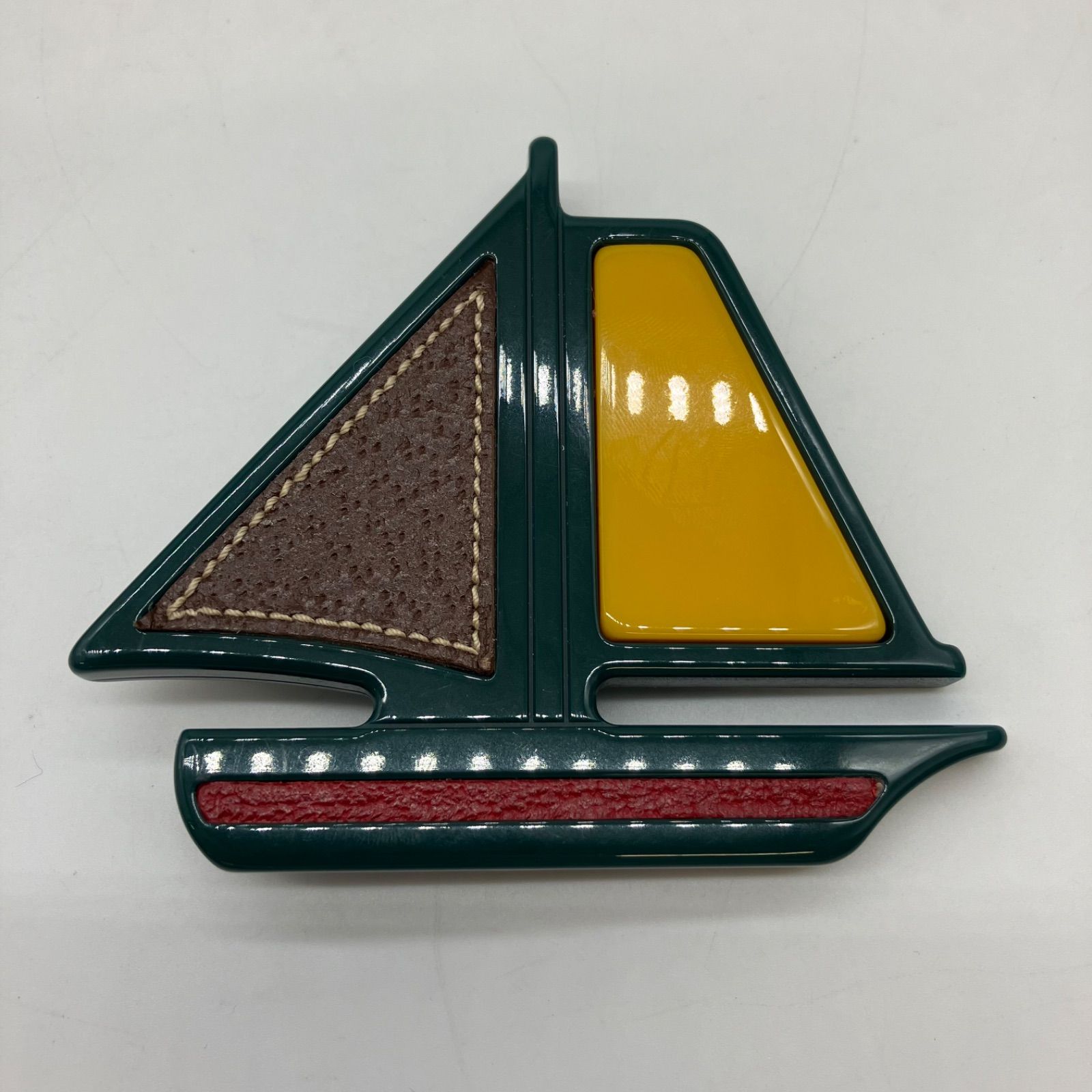 PRADA ブローチ ヨット お買い得】PRADA ブローチ ヨット型 箱付き - メルカリ