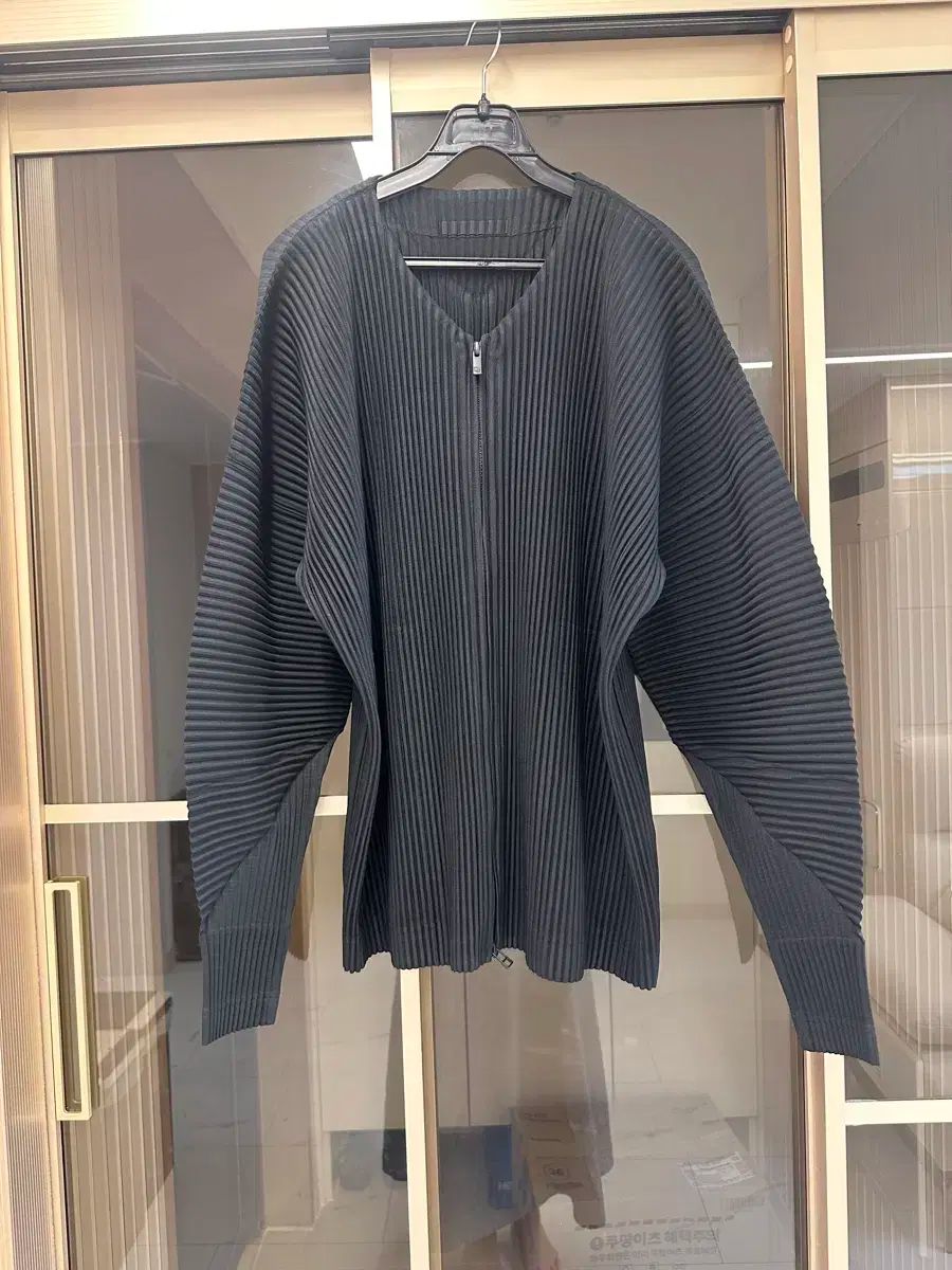 HOMME PLISSÉ オムプリッセ ISSEY MIYAKE イッセイミヤケ メンズ ジップアップ カーディガンです