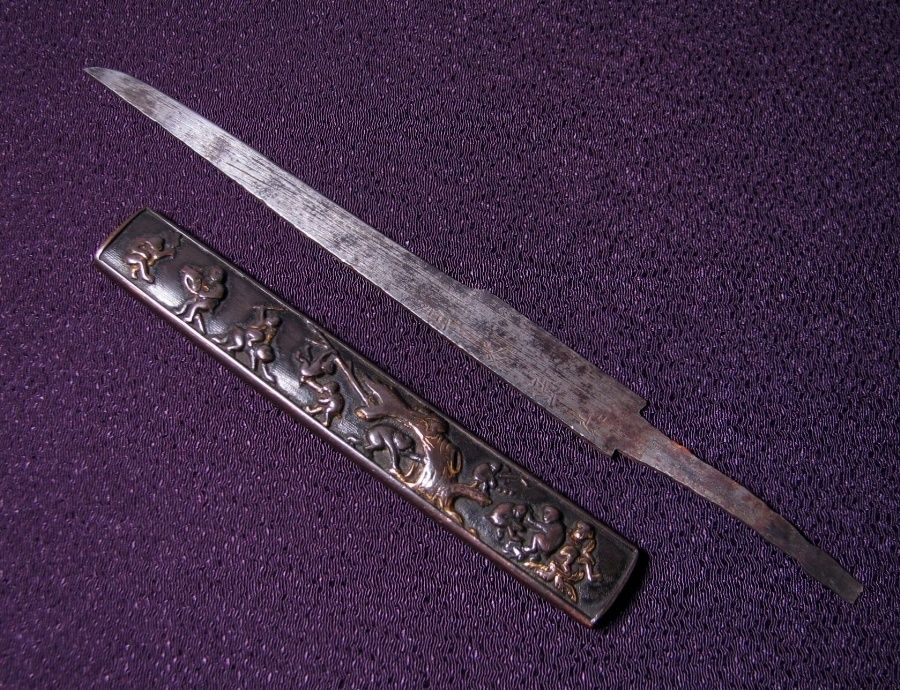 時代武具 小柄と小刀 ［小柄：古金工 赤銅魚々子地猿尽くしの図