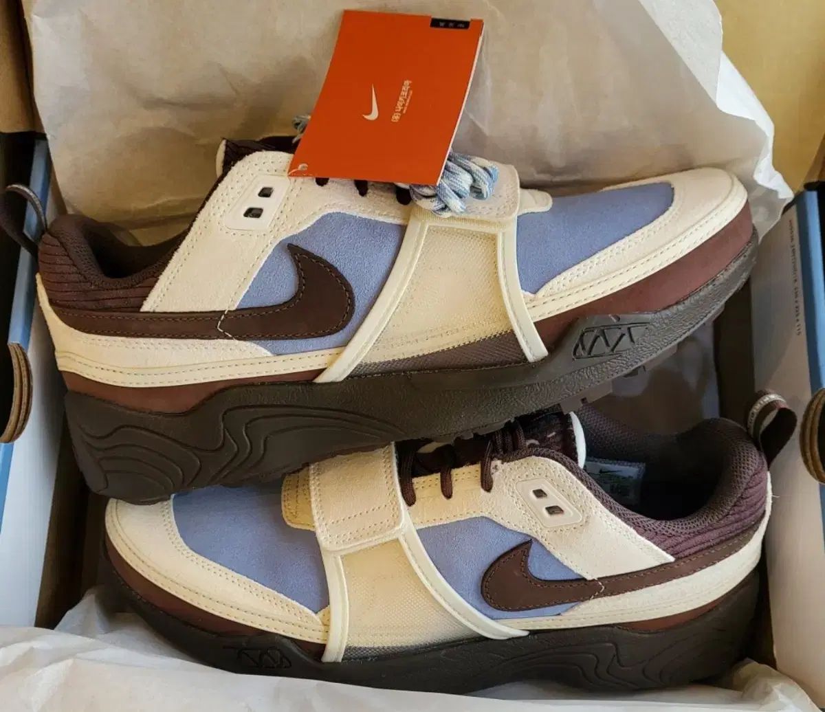 275 NIKE(ナイキ) x トラヴィス SCOTT(スコット) ズーム フィールド ジャックス ペイル アイボリー ブルー