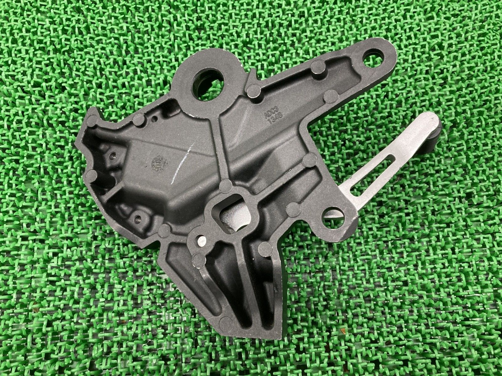 Z650RS ステップホルダー 左 1348 カワサキ 純正 バイク 部品 ER650M シフトペダル 曲がり無し 品薄 希少品 車検 Genuine 【中古】 33 Z650RS ステップホルダー 左 1348 カワサキ 純正 バイク 部品 ER650M