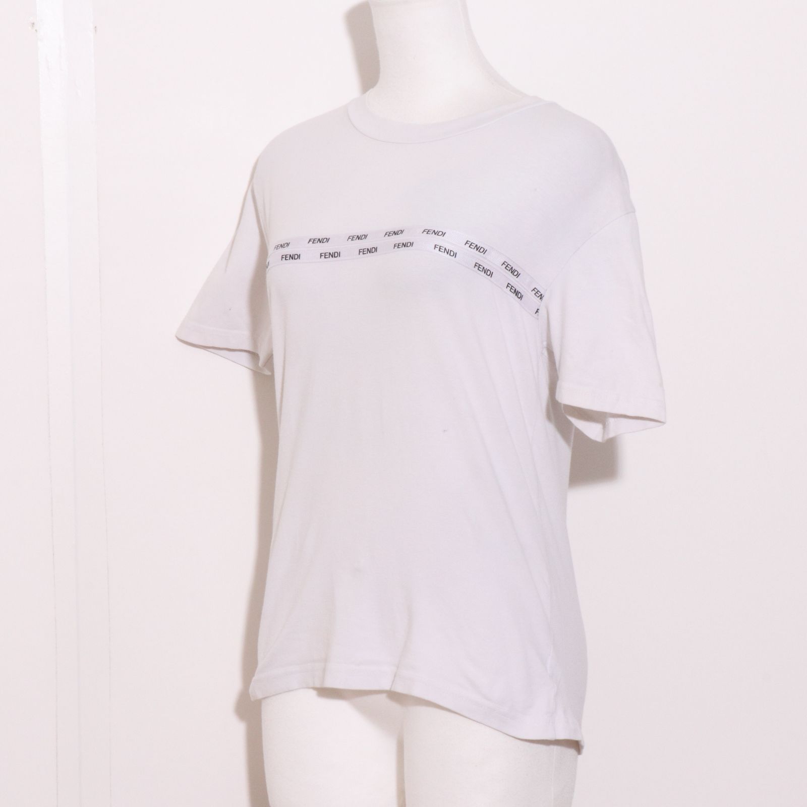 美品✨FENDI フェンディ Tシャツ サークルロゴ 半袖 ホワイト ☆美品☆ FENDI フェンディ トップス Tシャツ 半袖 ロゴテープ
