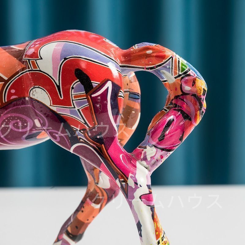 家装飾ホース像 装飾品 リビングルーム 寝室 オフィステーブル 装飾 樹脂彫刻 : 家の装飾の彫像 現代のカラーフローカラーホースアート