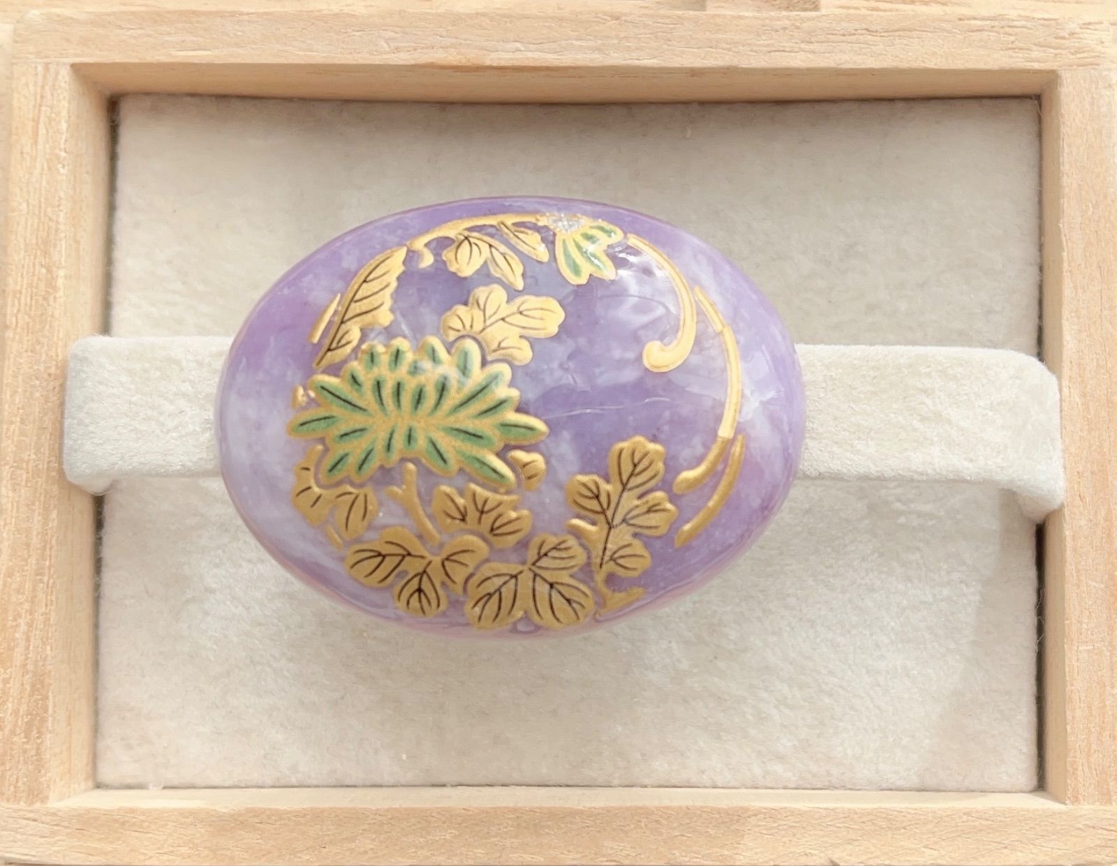 ☆〜天然石 超希少価値 高価ラベンダー翡翠 蒔絵風菊の花 帯留め 40×30 