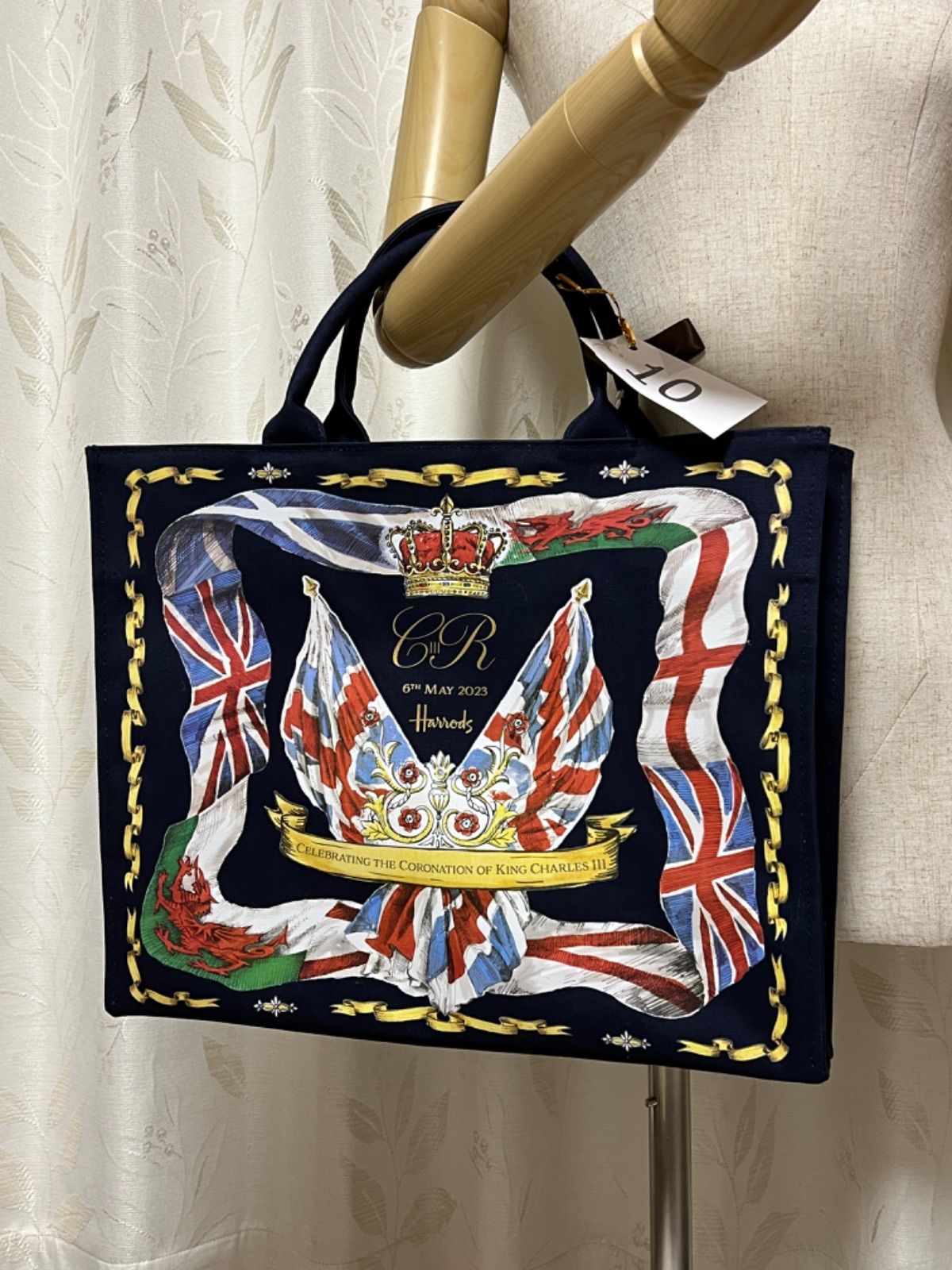 ⑩アウトレット★Harrods ハロッズ 英国チャールズ国王 戴冠式記念限定 トートバッグ チャールズ３世 2023年 コロネーションネービーLサイズ