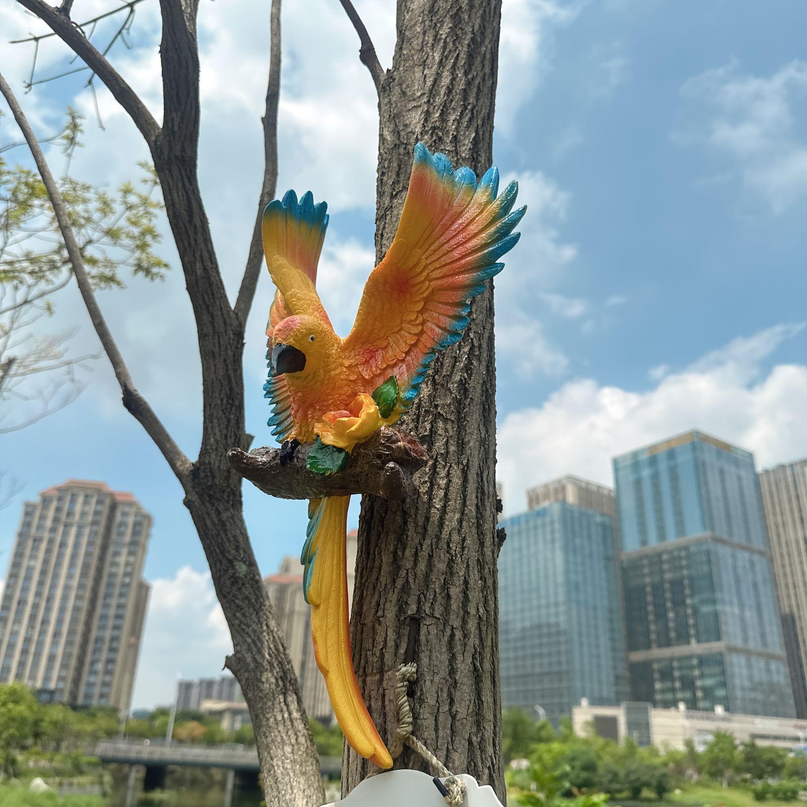 壁掛け オブジェ 置物 インテリア 枝に止まっているオウム 翼を広げている リアル 屋内 屋外 庭 装飾 DIY リビング ダイニング 樹脂 壁掛けアート