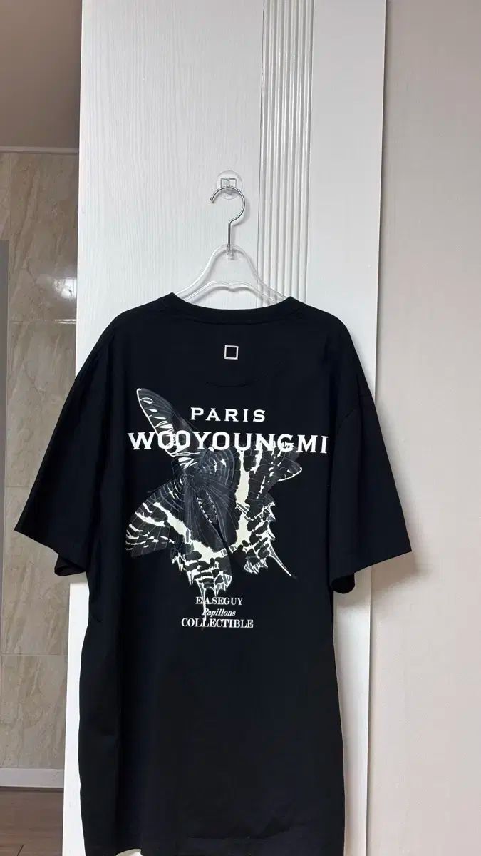 WOOYOUNGMI(ウーヨンミ) 蝶 バックロゴ 半袖 Tシャツ （ 23SS