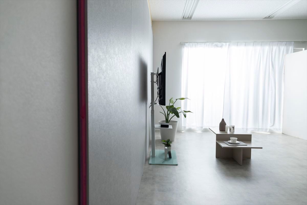 送料無料】Rodney テレビスタンド AV台 壁掛け風 首振り 収納