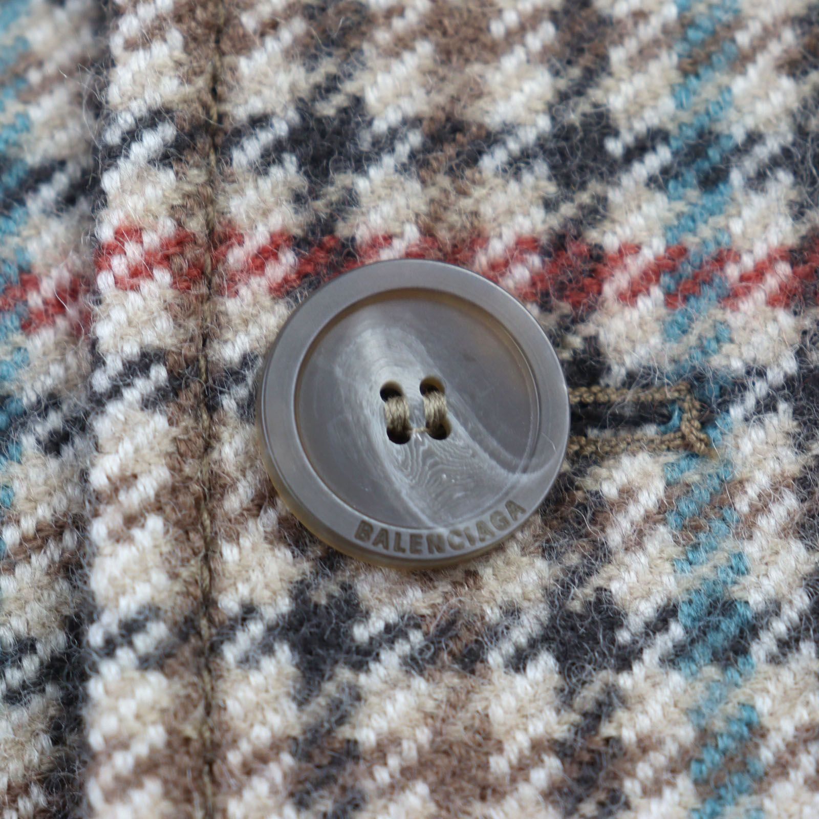 ロゴボタン 裏地ロゴ総柄