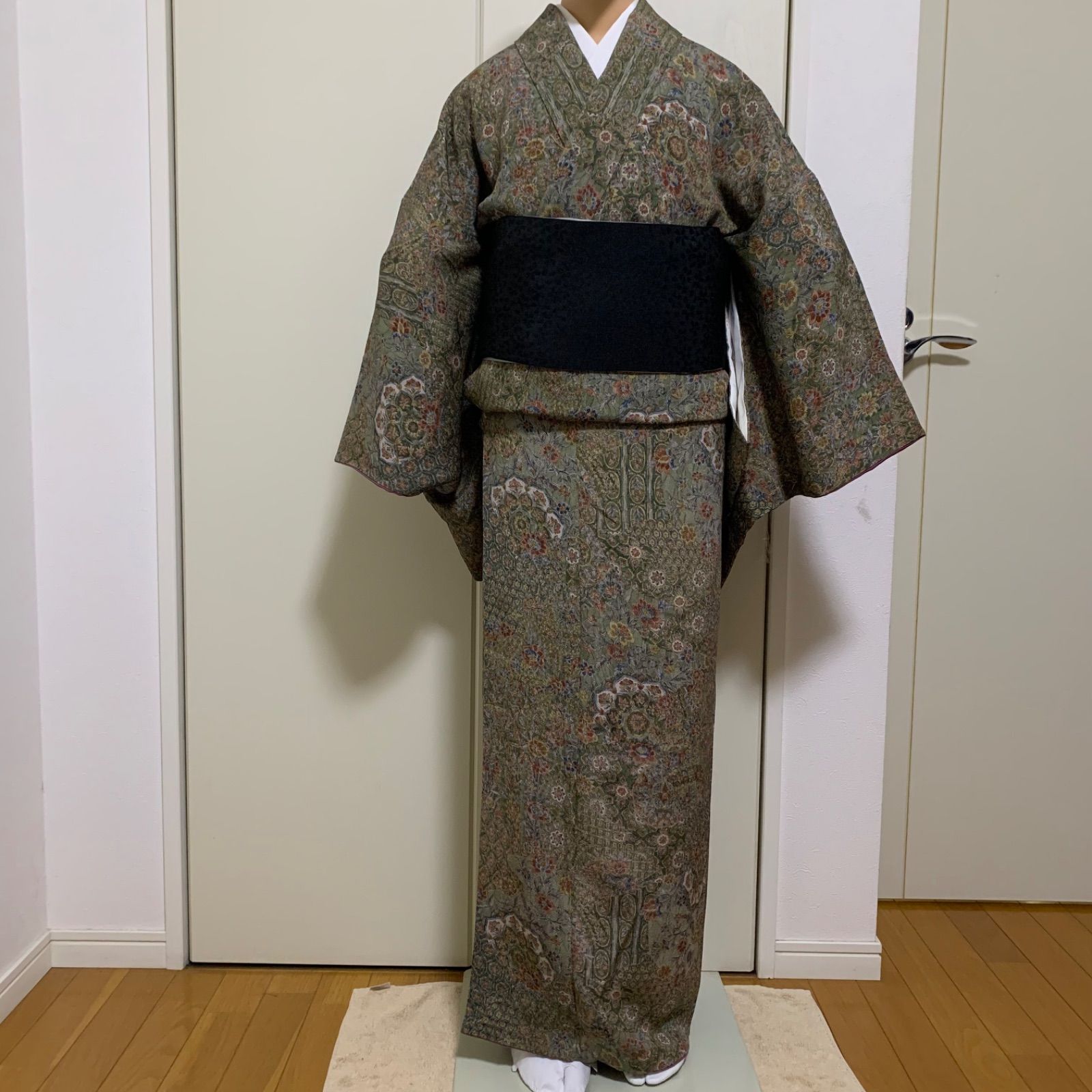 裄69 小紋 正絹 型染 更紗 縮緬 花に舞う蝶 広衿 袷着物