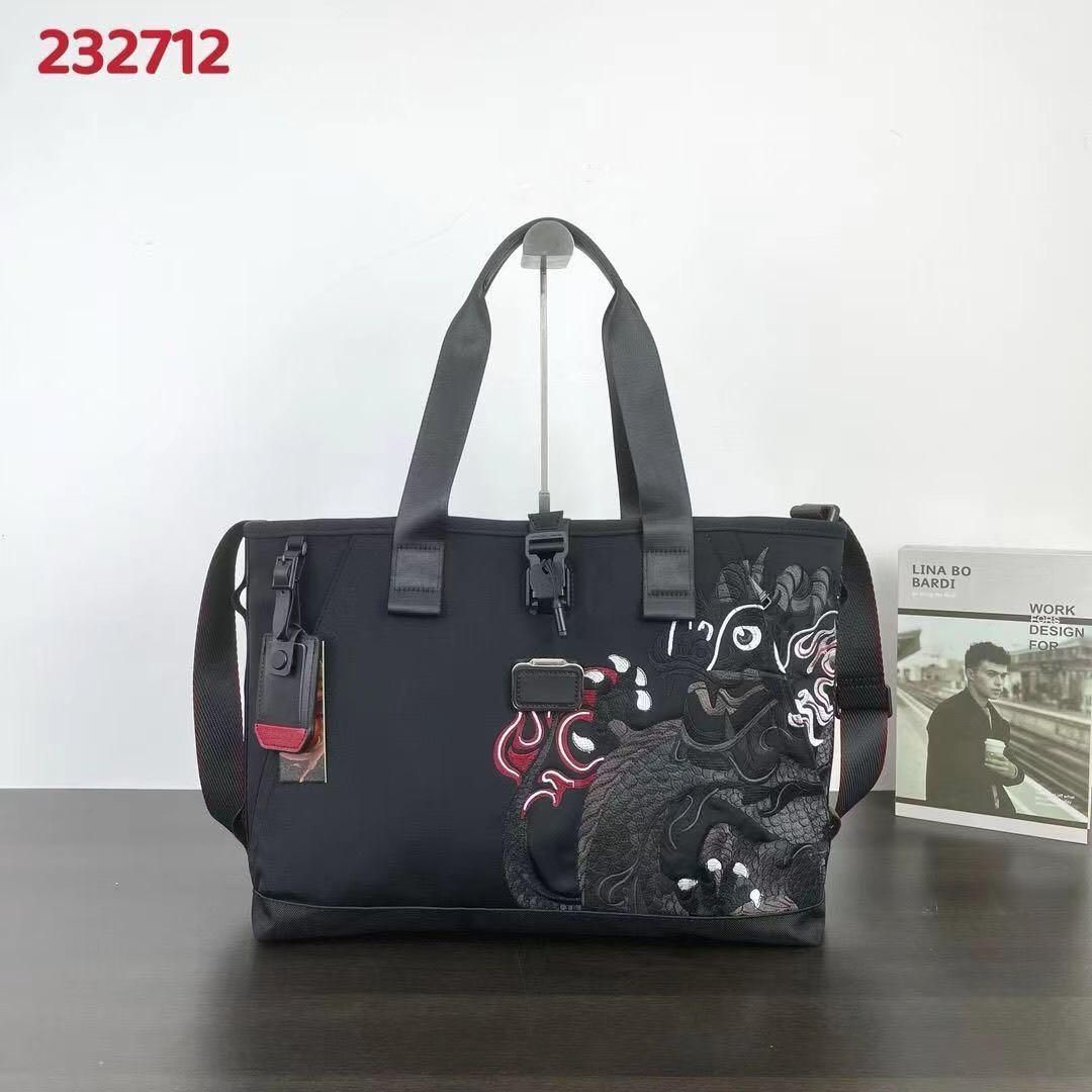 TUMI LUNAR NEW YEAR「リトリート」トート ドラゴン プリント 