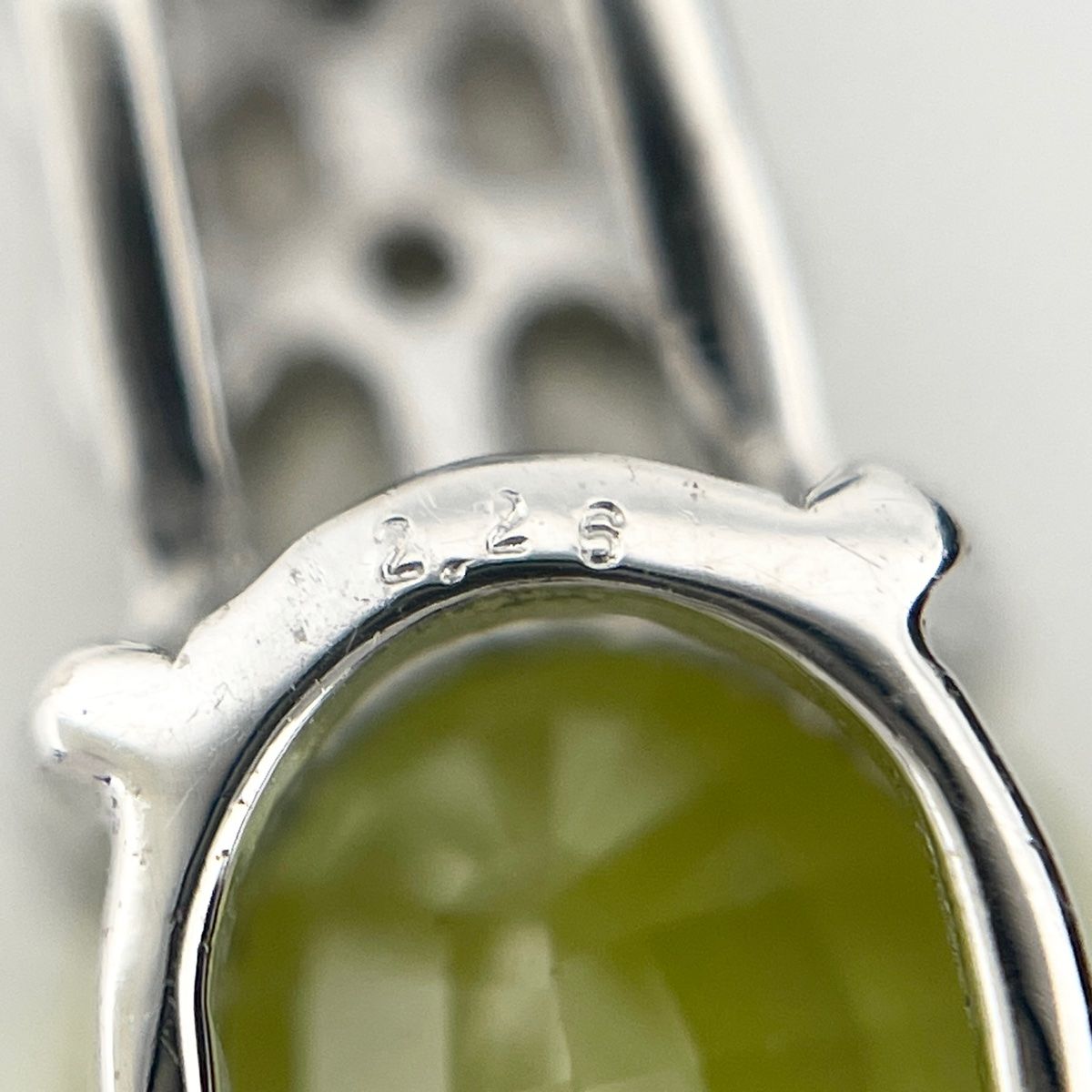 スフェーン デザインネックレス K18 ホワイトゴールド メレダイヤ