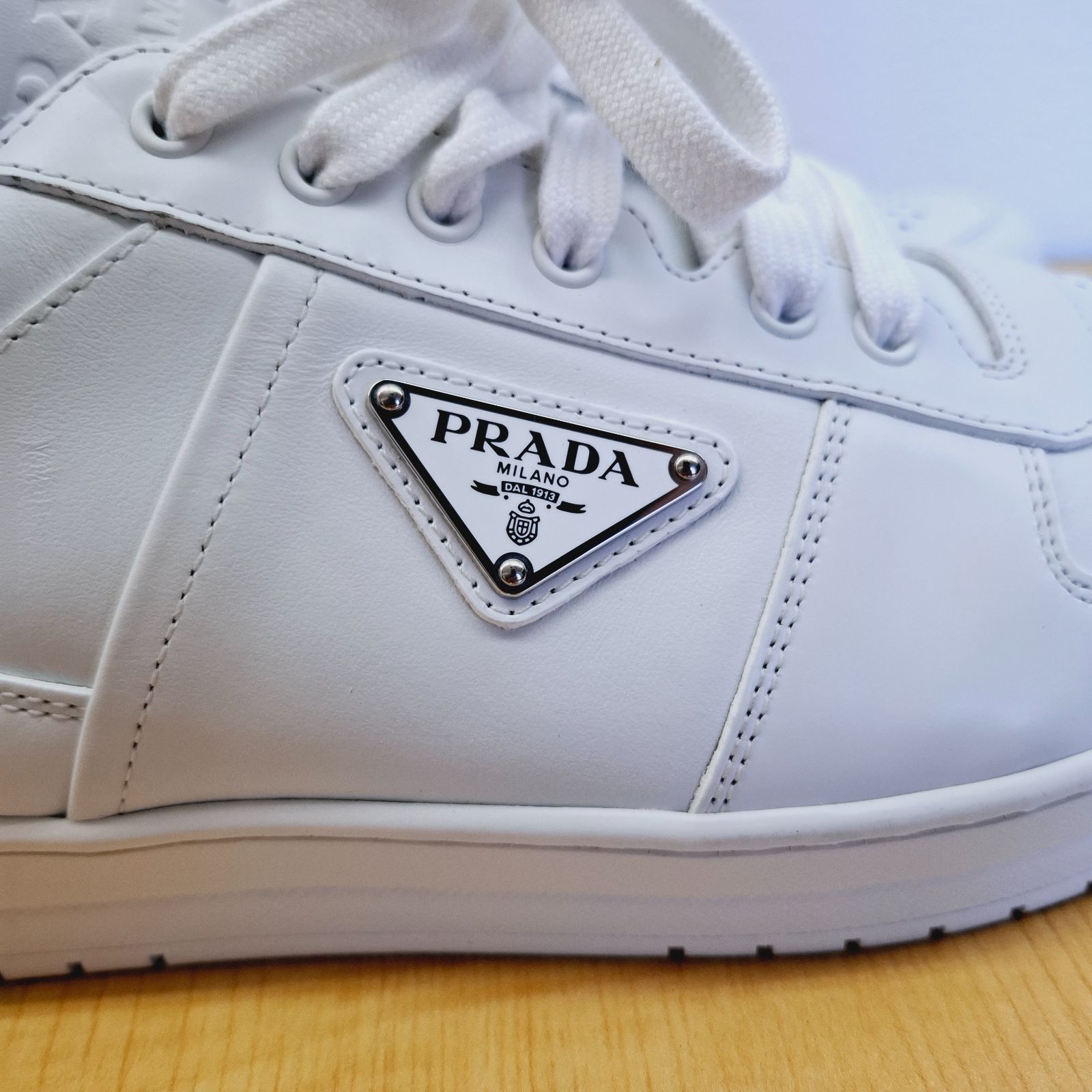 かなり美品】プラダ PRADA スニーカー 2EE364 トライアングルプレート 